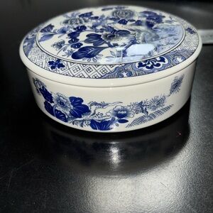 Tiffany porcelain round box